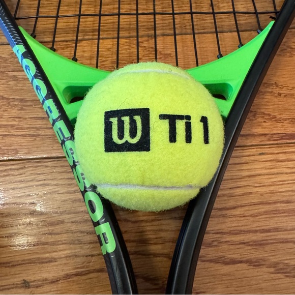 BNWT WILSON AGGRESSOR TENNIS RACKET STEPHANOS W/ WILSON ALL COURT BALLS - Picture 5 of 5